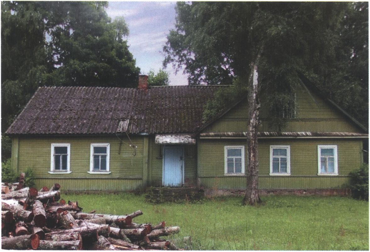 Здание школы в Самолве, где проживали участники экспедиции Г.Н. Караева
