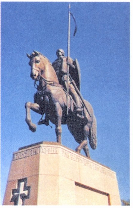 Памятник Александру Невскому на площади перед Александро-Невской лаврой в Санкт-Петербурге. 2002 г