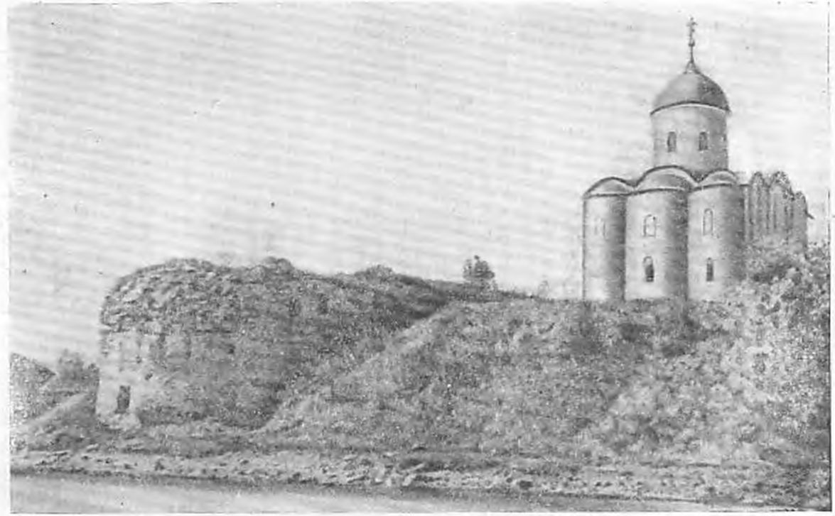 Старая Ладога. Раскатная башня крепости и Георгиевска церковь XII в