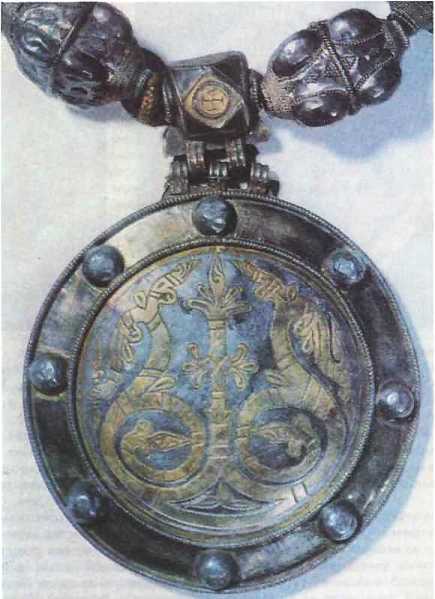 Медальон в ожерелье из клада, найденного в 1851 году у деревни Исады Серебро. XII—XIII века