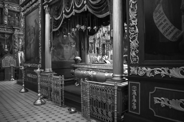 Рака в Троицком соборе Псковского кремля, где покоятся мощи князя Довмонта. Фото А. Карева