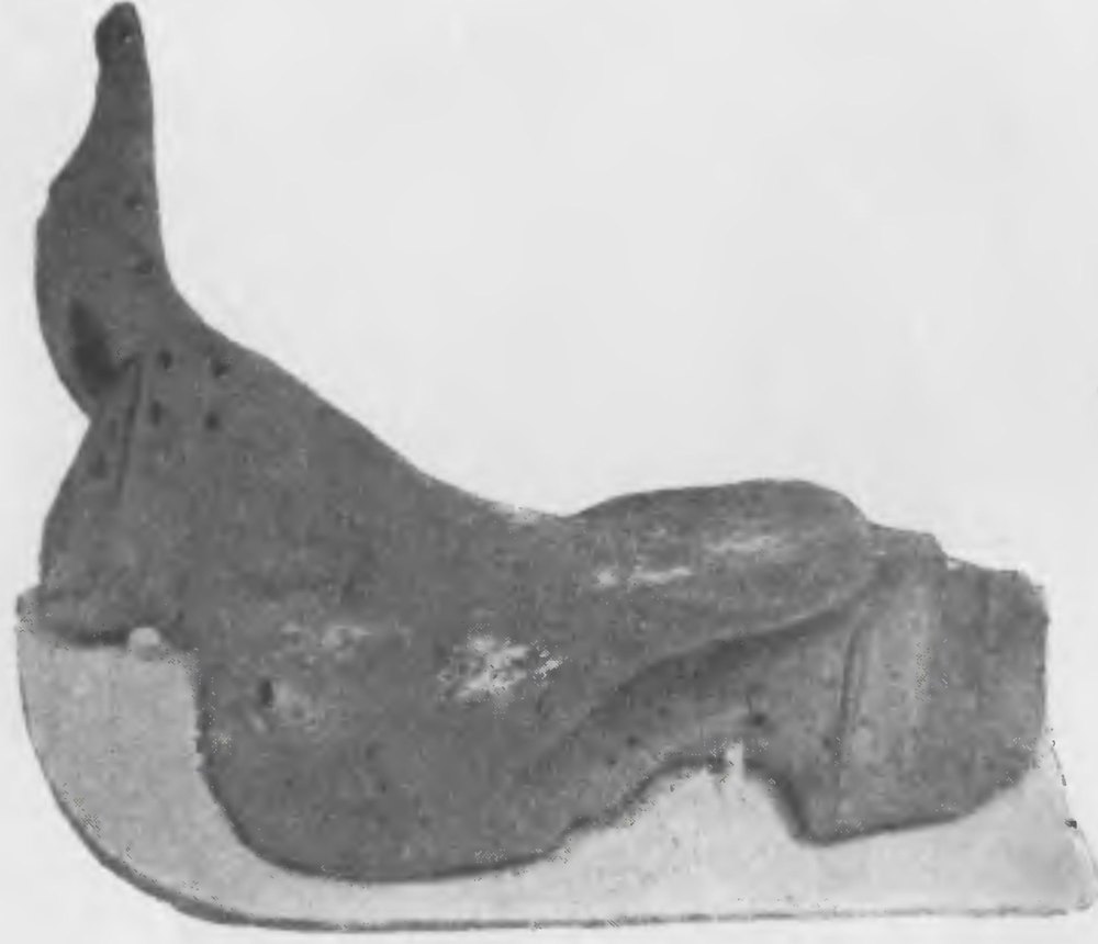 Рис. 10. Седло монгольское деревянное. XIII—XIV в. Эрмитаж