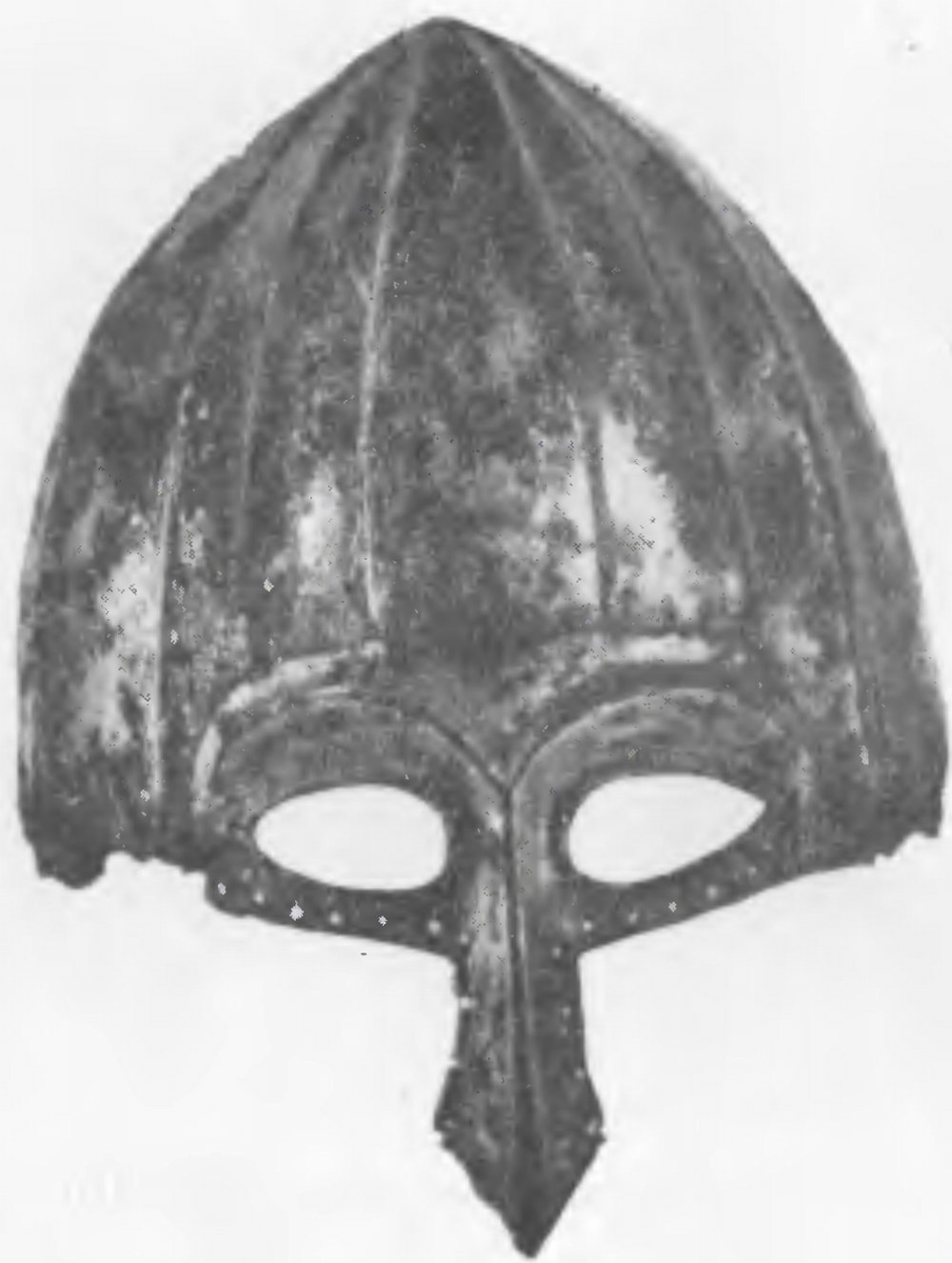 Рис. 12. Шлем железный позолоченный восточной работы. XIII—XIV в. Эрмитаж