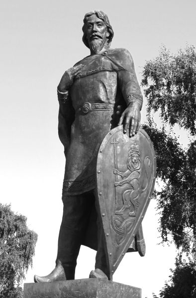 Памятник Александру Невскому в городе Владимире. Фото М. Елисеева